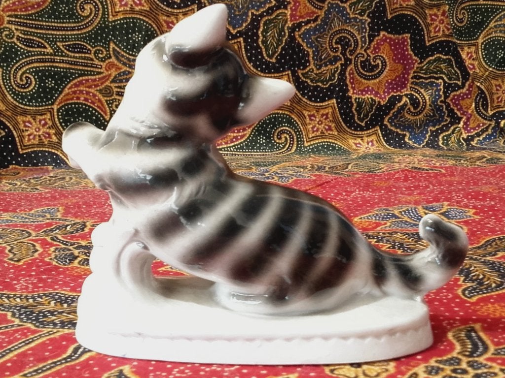 Mooi oud beeldje uit Duitsland van poes of kat 10,8 cm., Antiek en Kunst, Antiek | Porselein, Ophalen of Verzenden