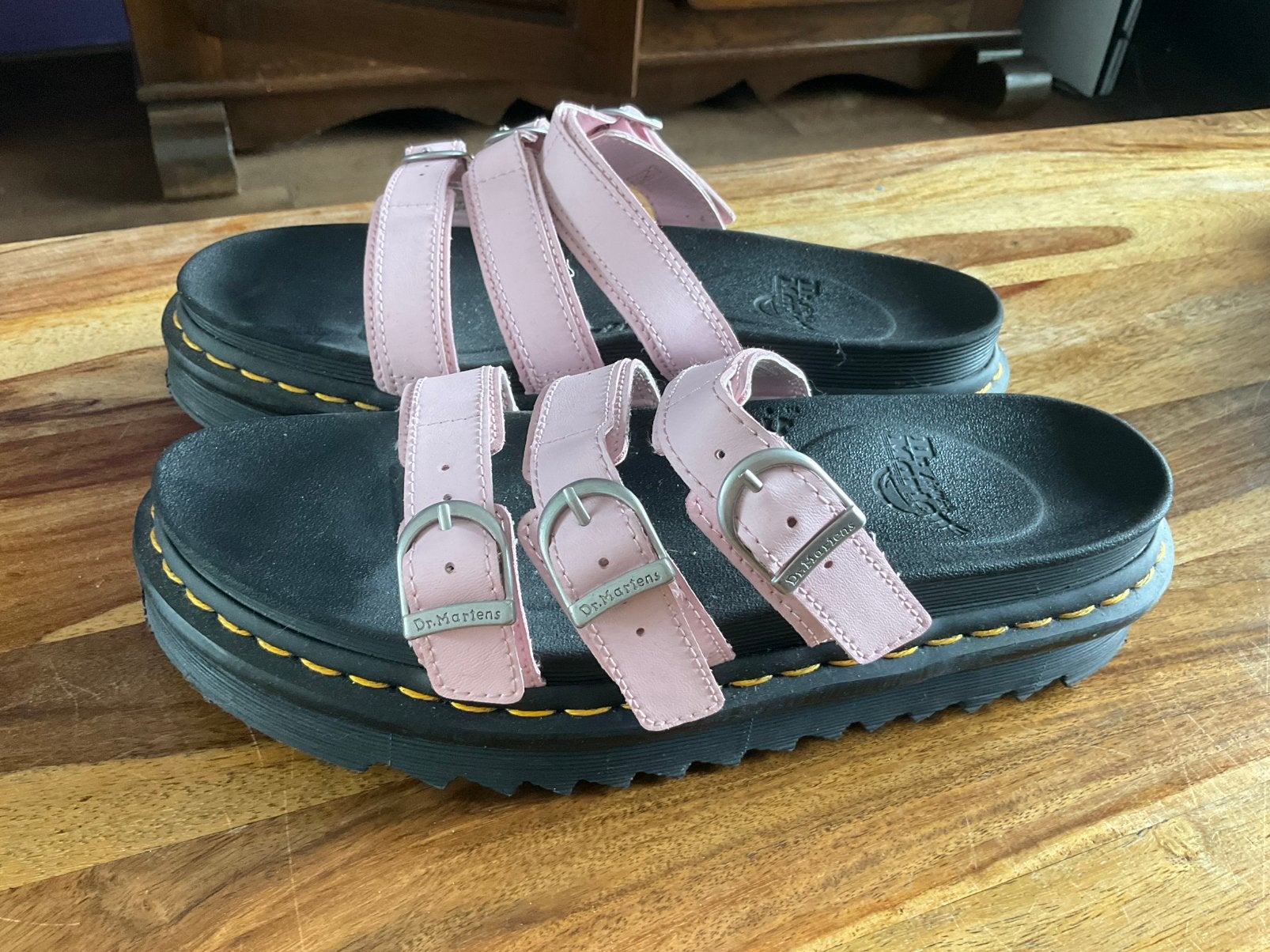Dr Martens slippers 40, Ophalen of Verzenden, Zo goed als nieuw, Roze