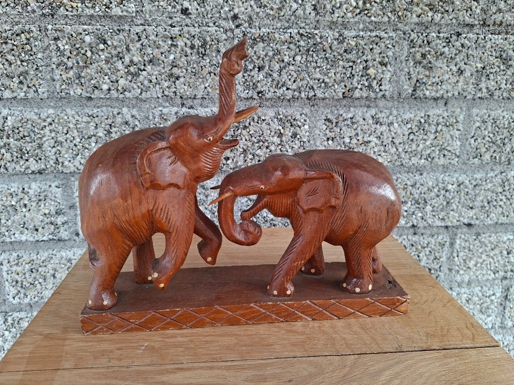 2 levensechte handgemaakte houten olifanten tegenover elkaar, Antiek en Kunst, Ophalen of Verzenden, Handgemaakt, Houtsnijwerk