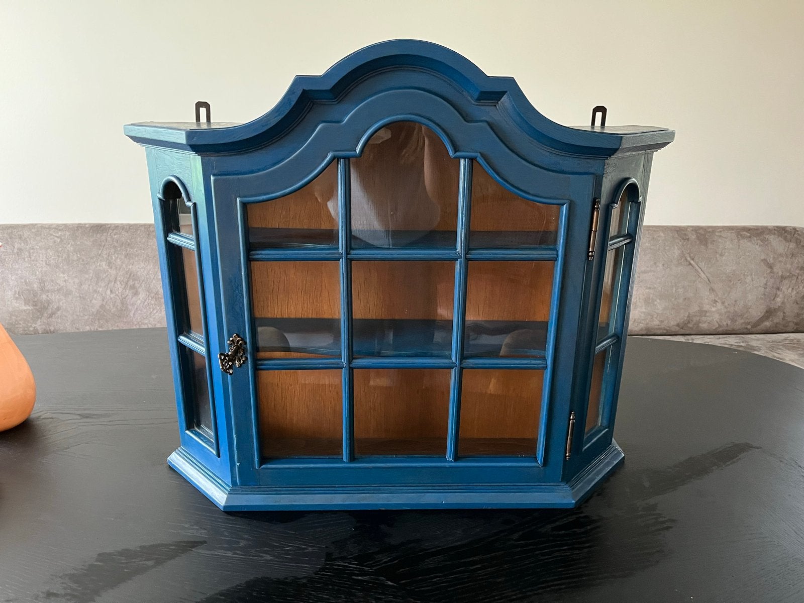 Antiek blauw wandvitrinekastje met glazen deurtjes, Antiek en Kunst, Ophalen of Verzenden