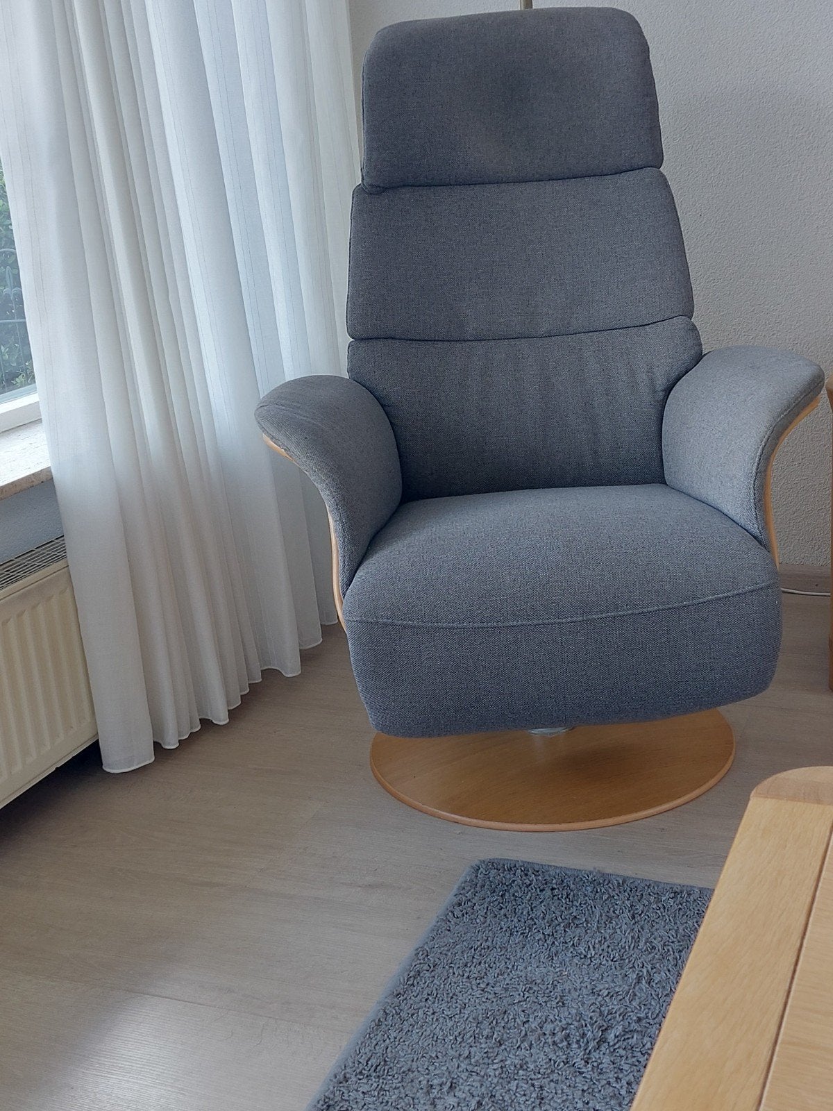 Comfortabele electrische grijze fauteuil met houten onderste, Huis en Inrichting, Ophalen, Hout, Modern Scandinavisch, Zo goed als nieuw