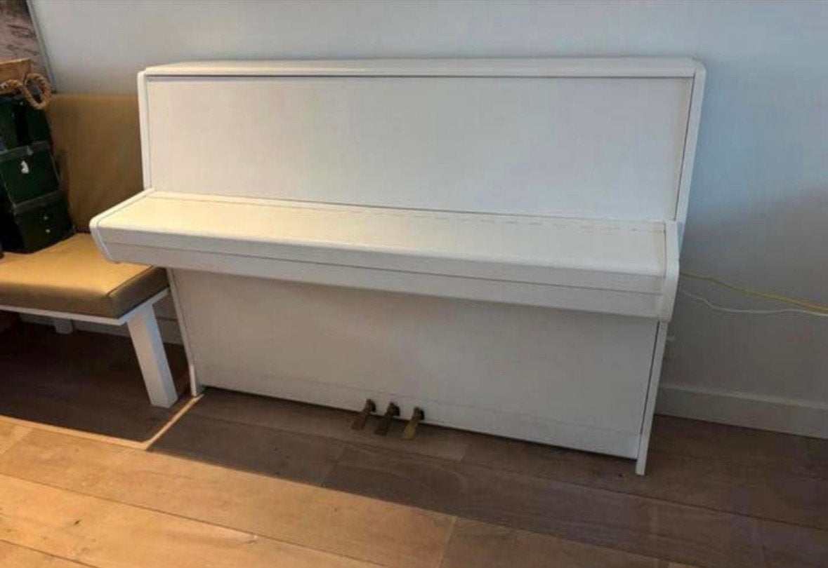 Bechner wand piano, geschilderd in het wit kleurnr. 9016, Ophalen, Zo goed als nieuw, Wit