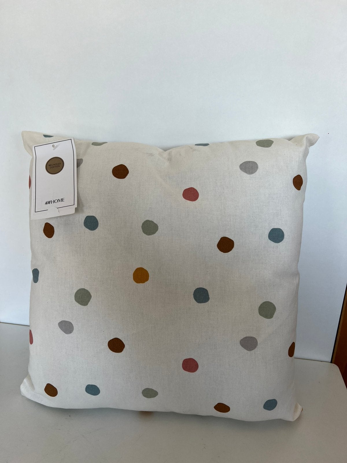 Leuk wit stippeltjes kussen (nieuw), Huis en Inrichting, Woonaccessoires | Kussens, Ophalen of Verzenden, Zo goed als nieuw, Wit