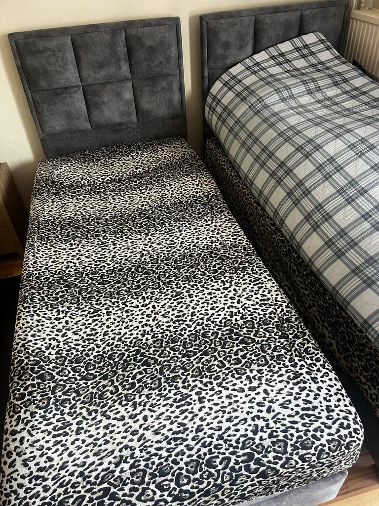 Twee losse bedden met matrassen, Huis en Inrichting, Slaapkamer | Bedden, Gebruikt, 90 cm, Eenpersoons, Ophalen of Verzenden