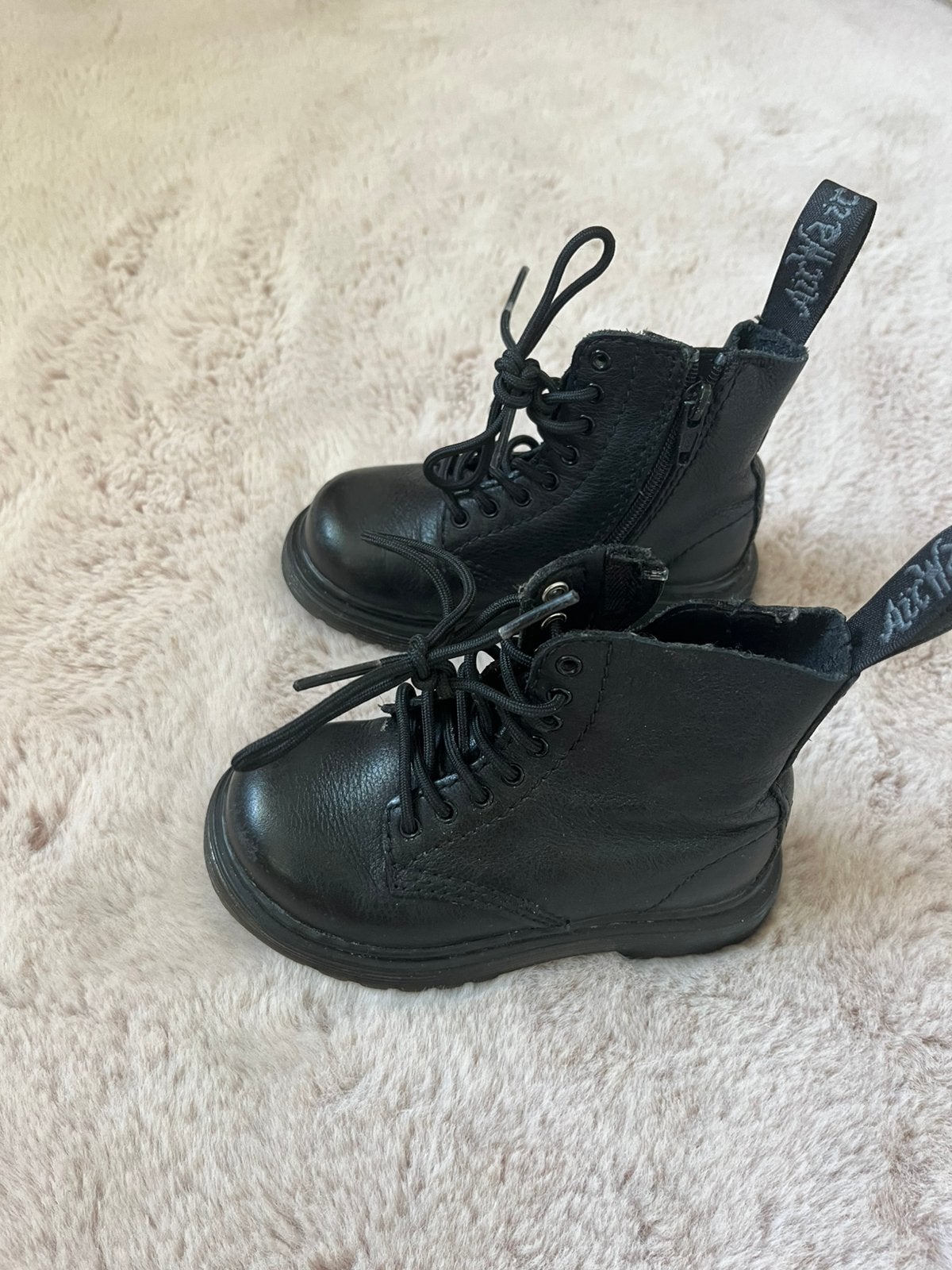 Dr. Martens schoentjes, Kinderen en Baby's, Kinderkleding | Schoenen en Sokken, Ophalen of Verzenden, Zo goed als nieuw, Meisje