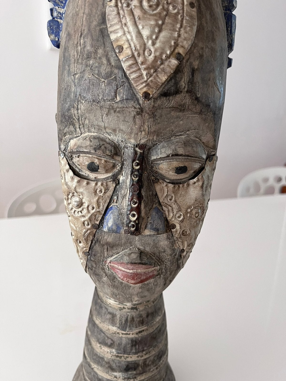 Mooi houten beeld vrouw Afrikaans, gehamerd metalen details!, Antiek en Kunst, Hout, 38 cm, Afrika, Grijs
