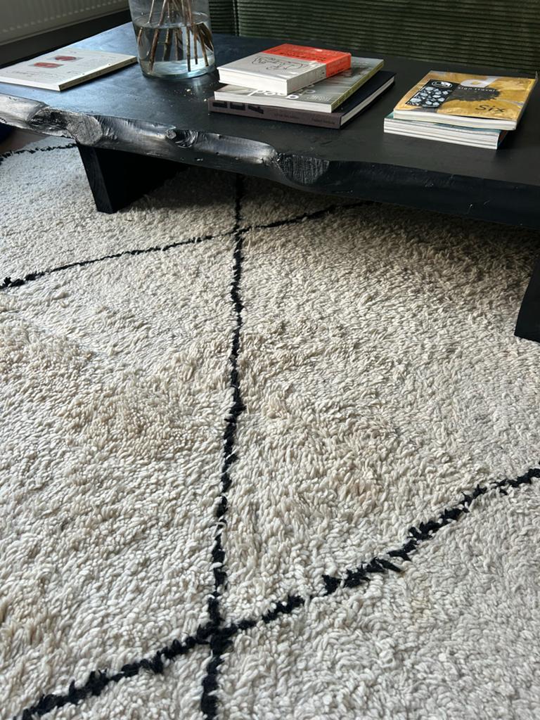 Hoogpolig wollen vloerkleed met zwart patroon, Ophalen, Zwart, Zo goed als nieuw, Minder dan 10 m²