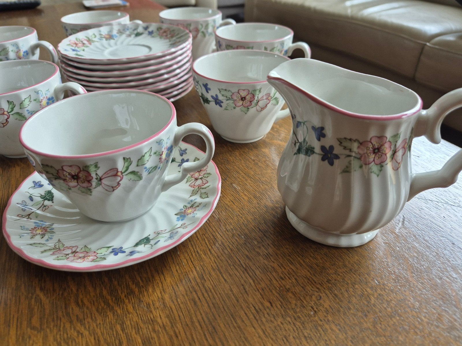 Vintage theeservies met bloemenprint - 12 kopjes en schotels, Overige merken, Keramiek, Vintage, Ophalen of Verzenden