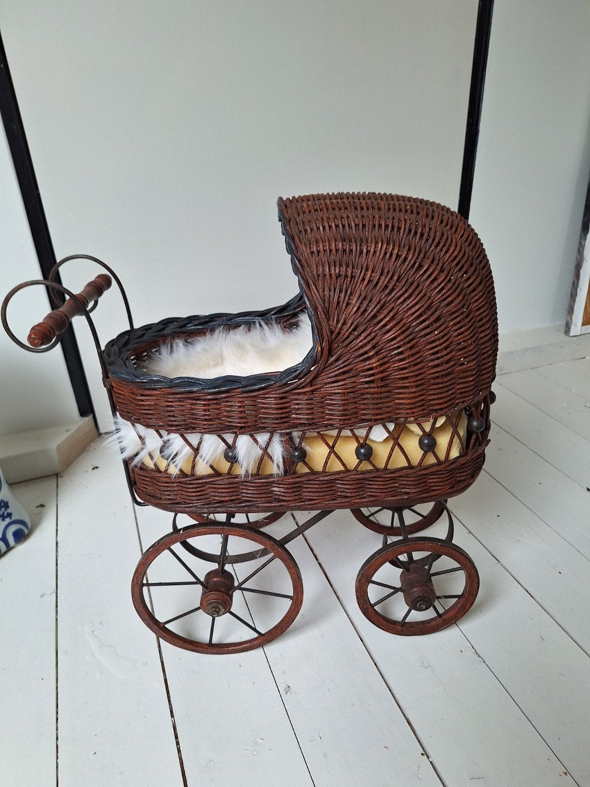 oud rieten poppenwagentje, Ophalen