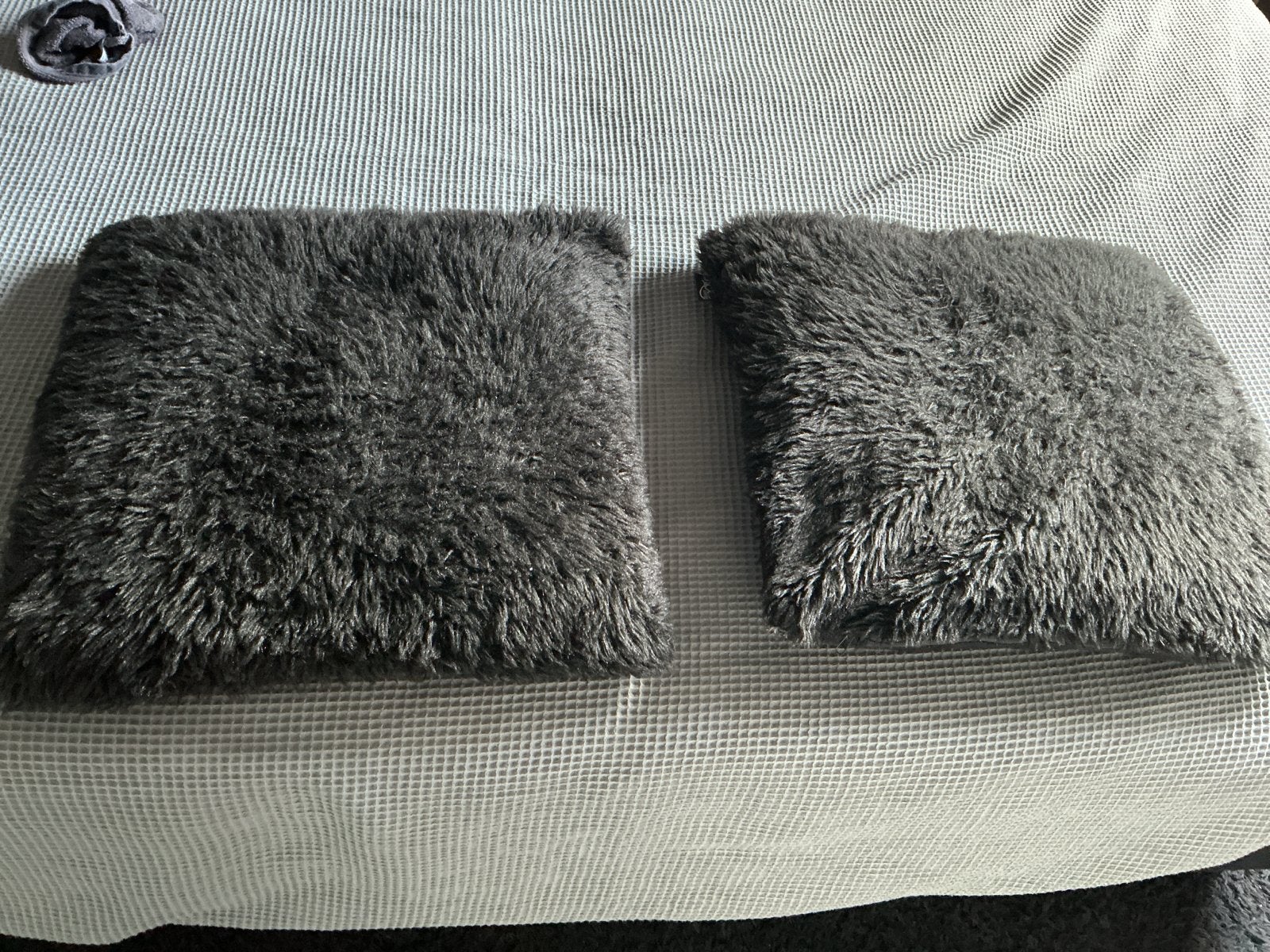 2x zwarte pluizige kussens van Unique Living, Ophalen of Verzenden, Gebruikt, Zwart, Vierkant