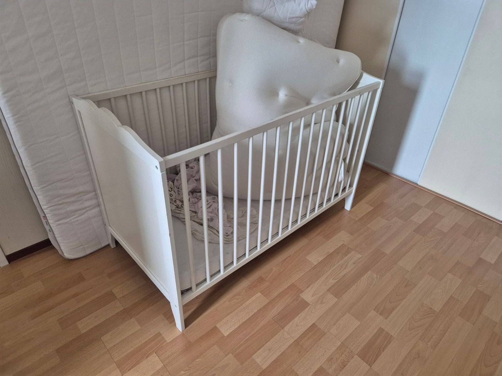 Ledikant met matras (matras is nieuw) moet zsm weg