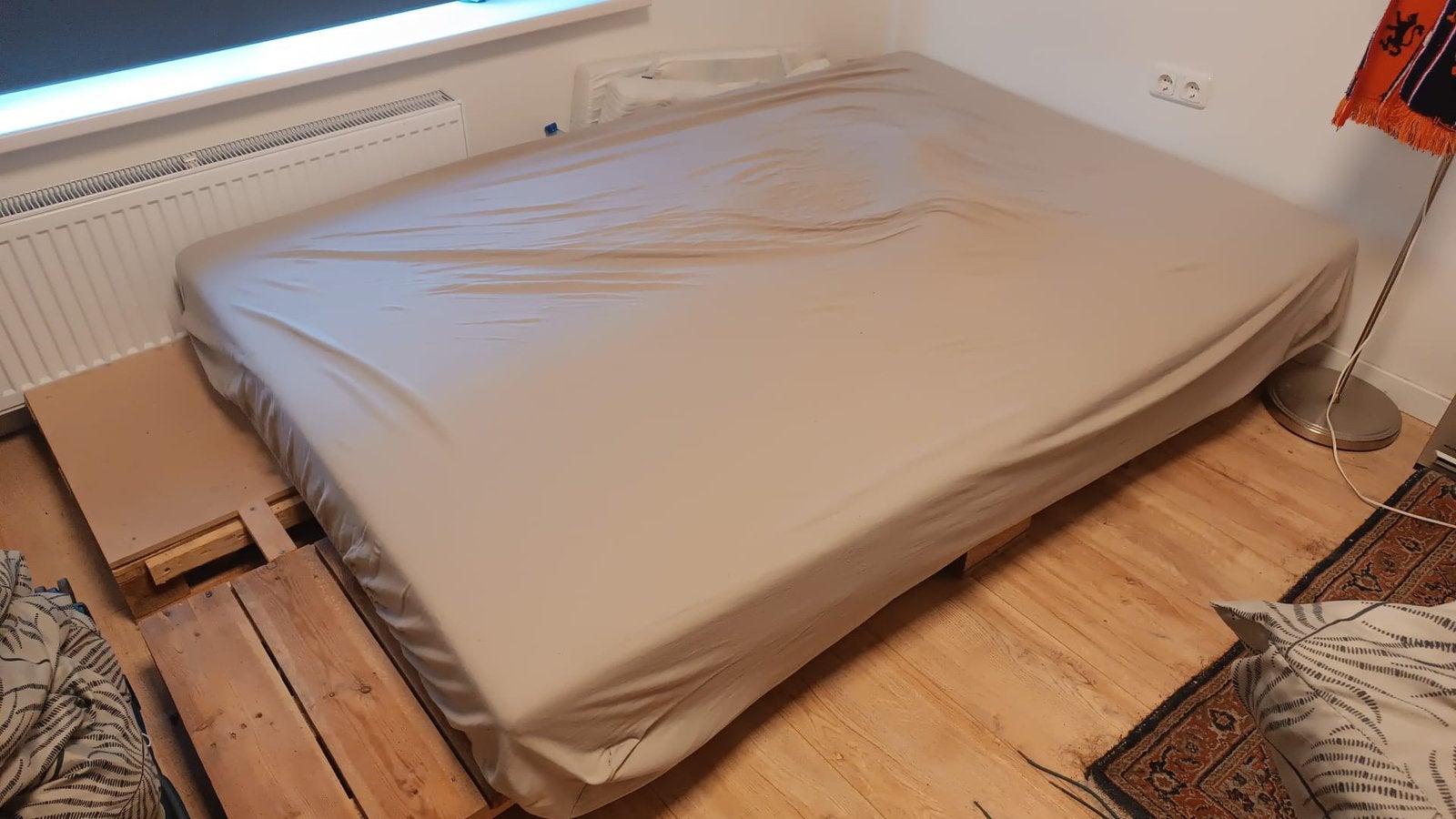 Double bed matress with pallet bedframe, Ophalen, Gebruikt, Tweepersoons