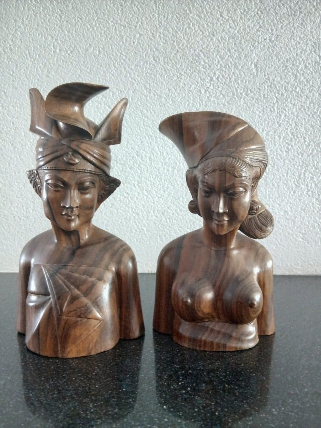Houten bustes van man en vrouw - Indonesische kunst, Buste, Ophalen of Verzenden, Handgemaakt, 20 - 50 cm