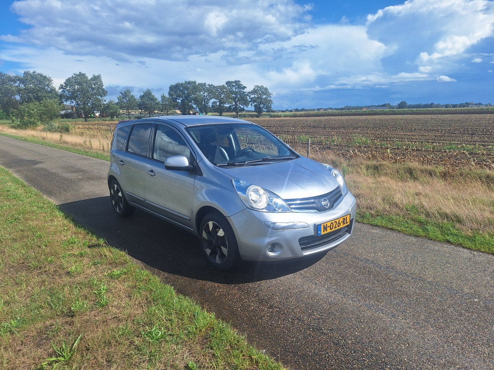 Nissan Note 1.6 16V AUT 2012 Grijs, 15 km/l, 4 cilinders, Leder en Stof, 49 €/maand