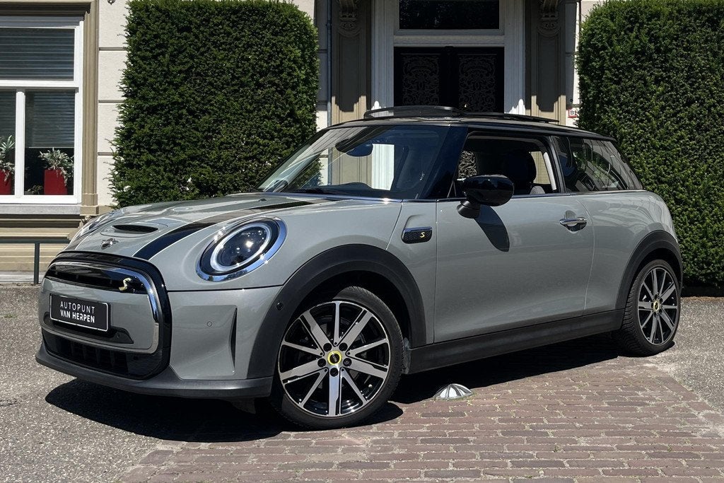 MINI Electric Classic 33 kWh PANO | STOELVERWARMING | CRUISE, Auto's, 12 maanden, Gebruikt, 4 stoelen, Leder en Stof