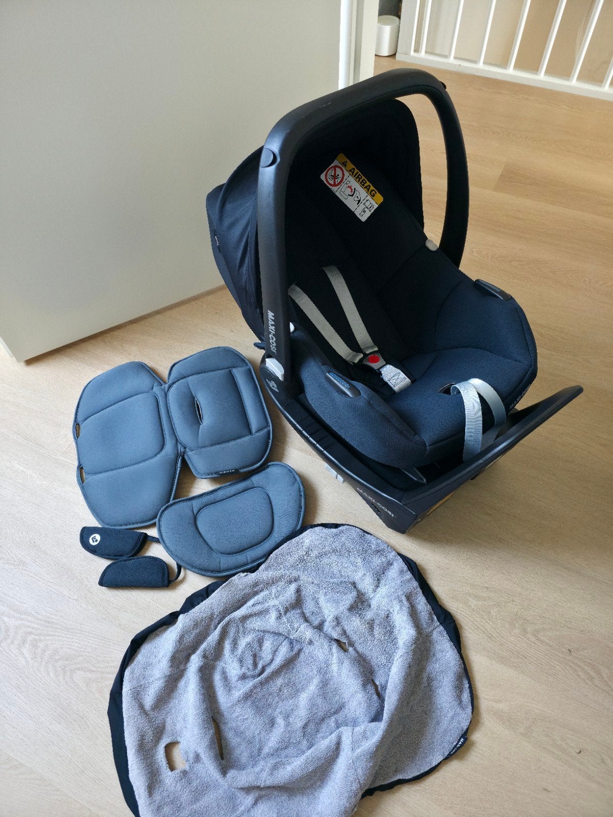 Maxi-Cosi Tinca/CabrioFix i-Size met FamilyFix 3 base zgan, Kinderen en Baby's, Autostoeltjes, Ophalen