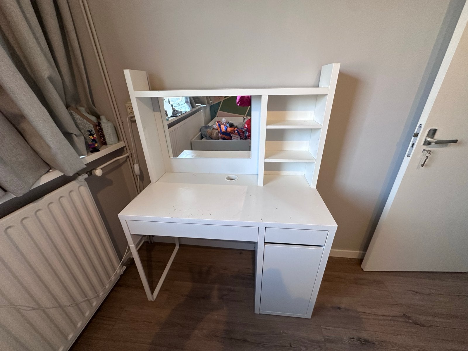 IKEA MICKE Bureau met spiegel - Wit, 105x50 cm, Ophalen, Gebruikt, Met lades, Spaanplaat of MDF