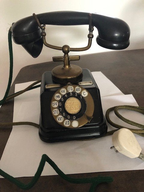 Oude telefoon van bakeliet, Ophalen of Verzenden, Met draaischijf