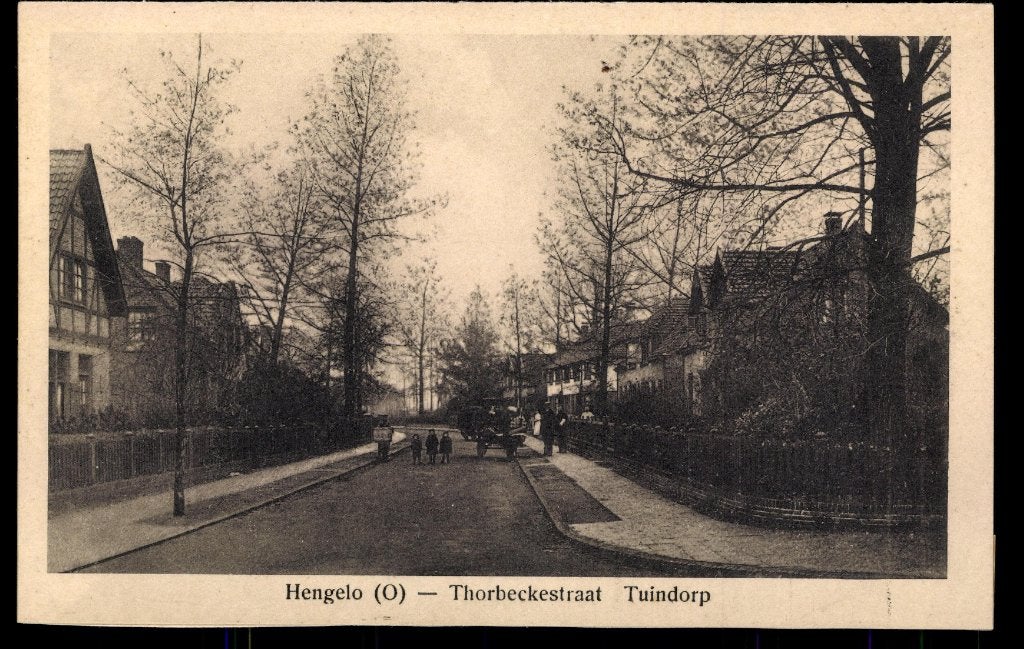 Hengelo (Ov.), Tuindorp, Thorbeckestraat met volk, ca. 1930, Verzenden, 1920 tot 1940, Ongelopen, Overijssel