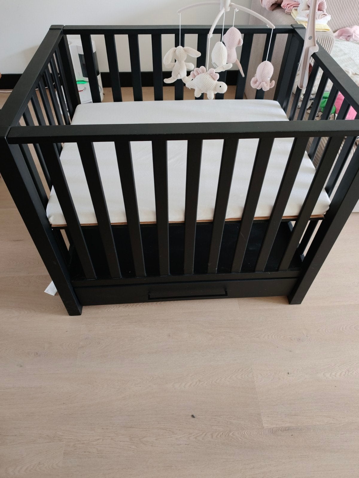 Zwarte baby box met handige lade, Kinderen en Baby's, Boxen, Ophalen, Zo goed als nieuw, Rechthoekig, In hoogte verstelbaar