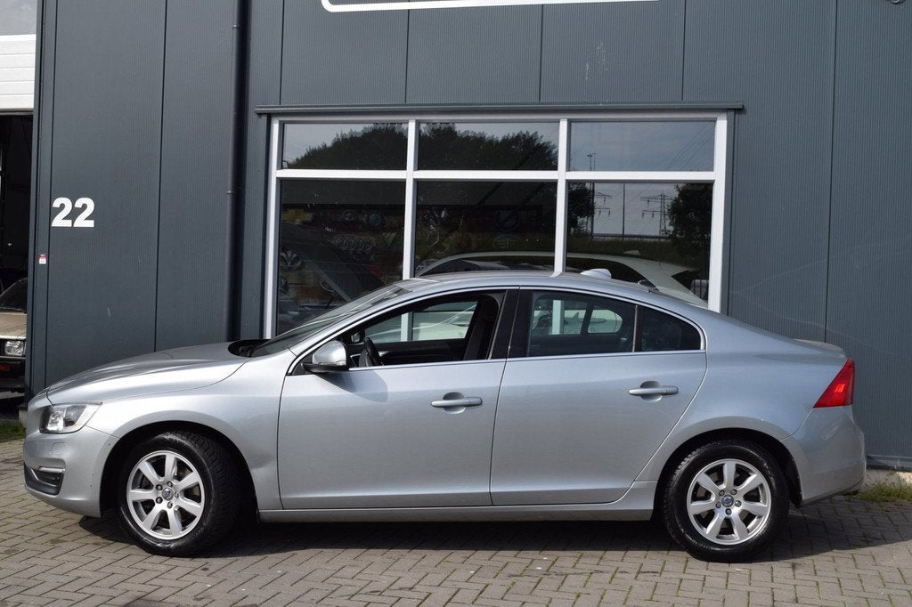 Volvo S60 1.6 T3 Summum | Xenon | Navi | Leder | APK 6-2027, Voorwielaandrijving, 1596 cc, Gebruikt, Zwart