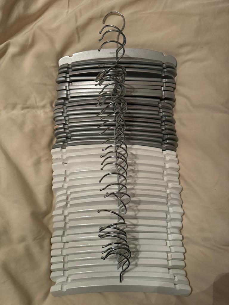 40 houten baby kind kledinghangers wit zilver grijs ~26cm, Ophalen of Verzenden, Zo goed als nieuw, Maat 62