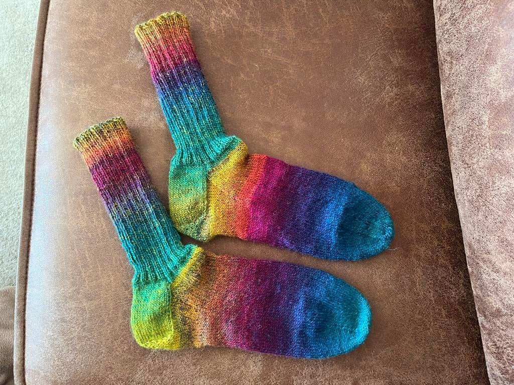 Handgebreide wollen sokken - Maat 38 - Regenboogkleuren, Kleding | Dames, Sokken en Kousen, Sokken en Kniesokken, Overige kleuren
