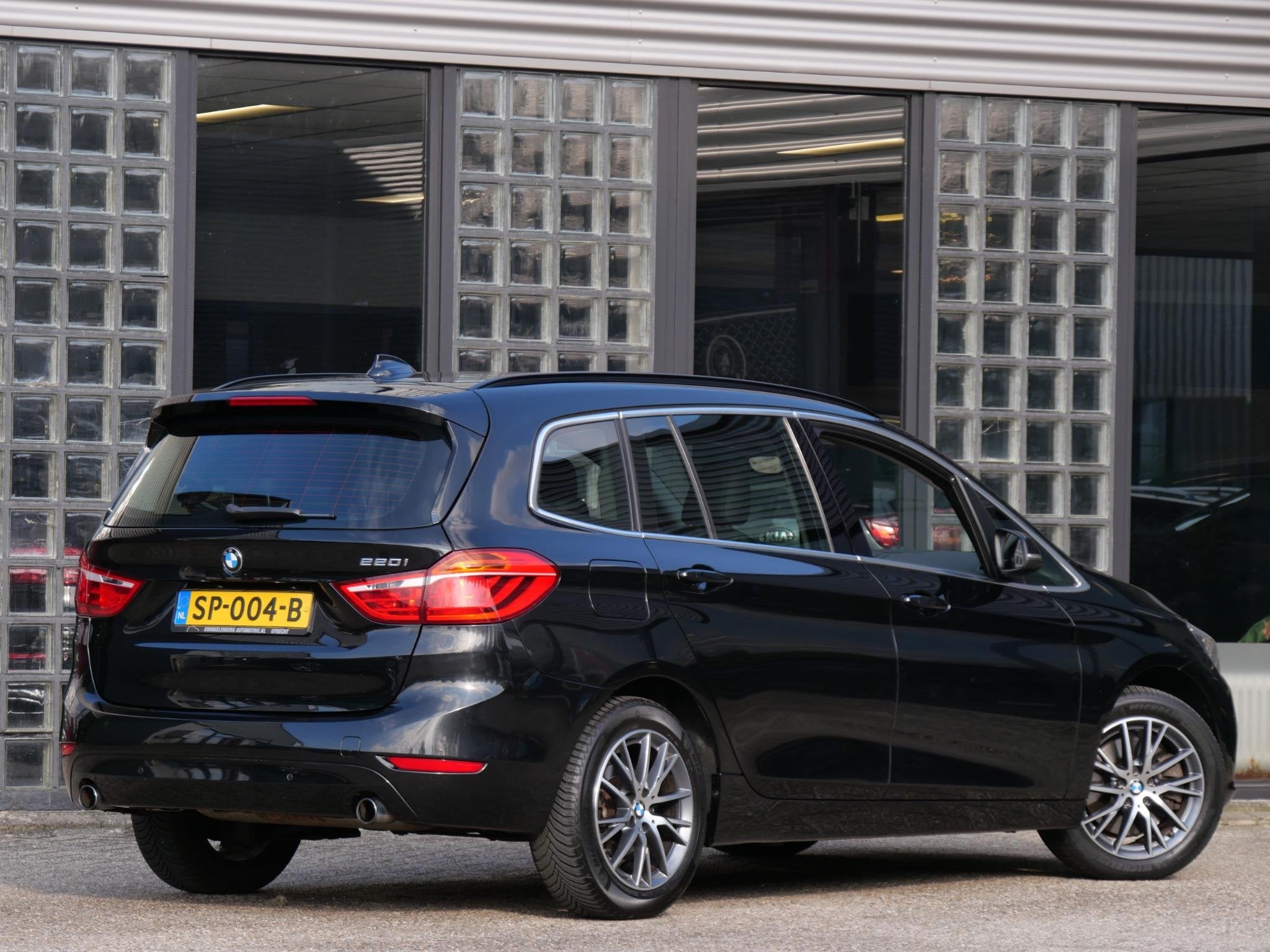 BMW 2-Serie GRAN TOURER 220i 192PK/ 7-PERSOONS/ LEER/ TREKHA, Auto's, 1998 cc, Gebruikt, 2-Serie Gran Tourer, 7 stoelen