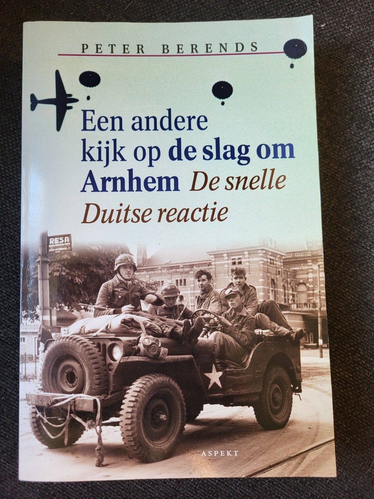 P. Berends - Een andere kijk op de slag om Arnhem, Ophalen of Verzenden, Zo goed als nieuw, P. Berends