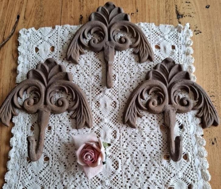 3 Verweerde brocante gietijzeren haken, Ophalen of Verzenden