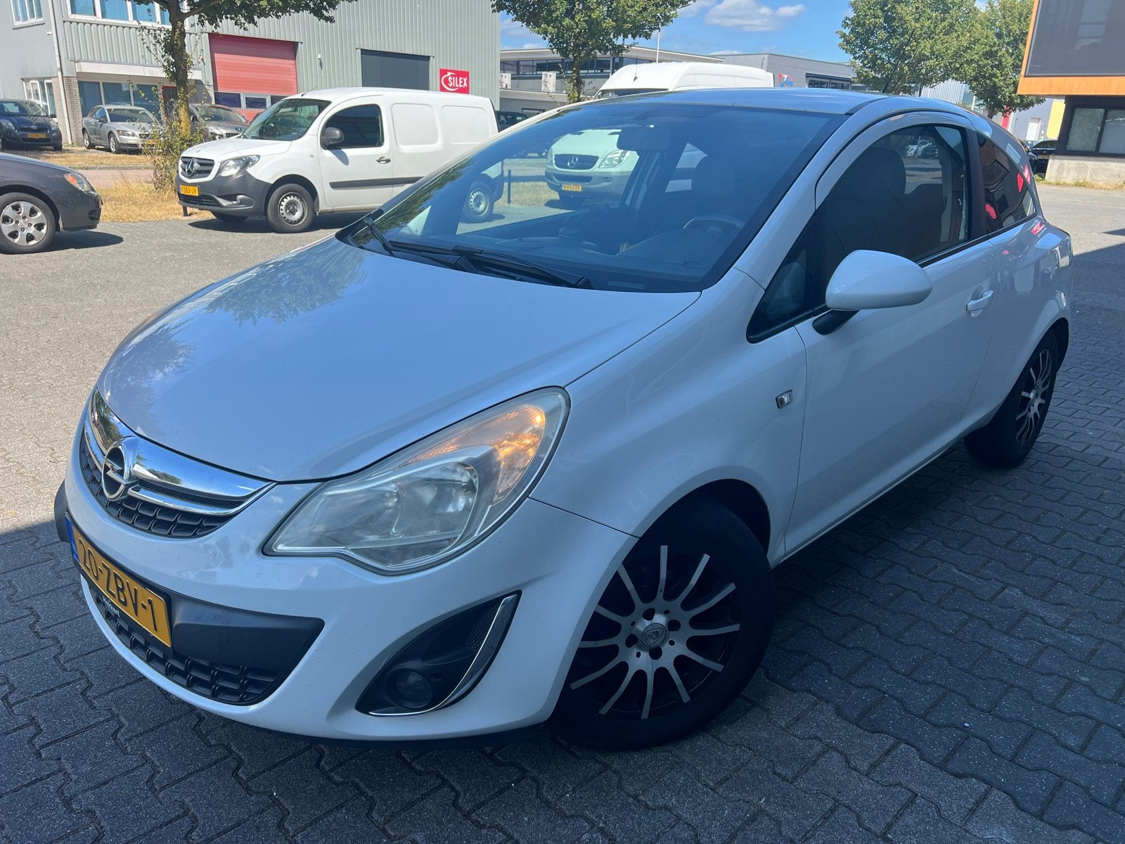 Opel Corsa 1.2 16V LPG 3D – 2012 – Wit, Auto's, Voorwielaandrijving, 83 pk, 4 cilinders, 1229 cc