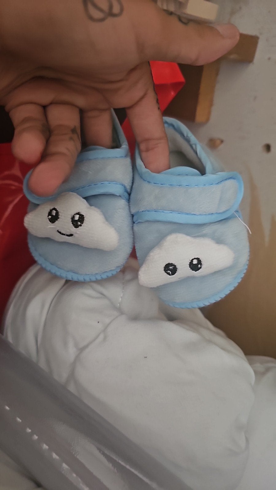 Schattige blauwe babyslofjes met wolkjes, Kinderen en Baby's, Babykleding | Schoentjes en Sokjes, Slofjes, Ophalen of Verzenden