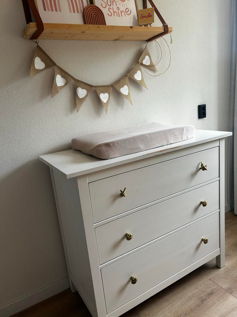 Commode met 3 lades en gouden knoppen, Kinderen en Baby's, Kinderkamer | Commodes en Kasten, Ophalen, Gebruikt, 50 tot 70 cm, 100 cm of meer