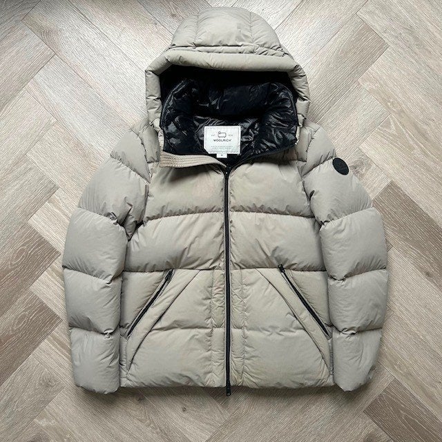 Woolrich Puffer Jacket - Maat M, Kleding | Heren, Jassen | Winter, Maat 48/50 (M), Beige, Ophalen of Verzenden, Zo goed als nieuw