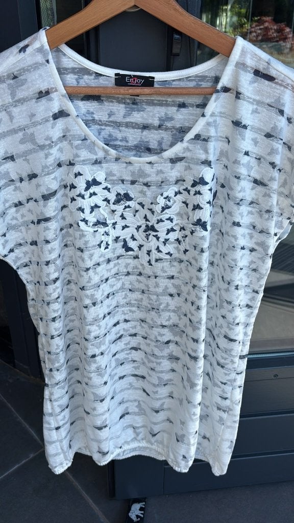 Enjoy T-shirt XL , wit/blauw, vlinders & bloemenapplicatie, Meerkleurig, Maat 46/48 (XL) of groter, Enjoy, Ophalen of Verzenden