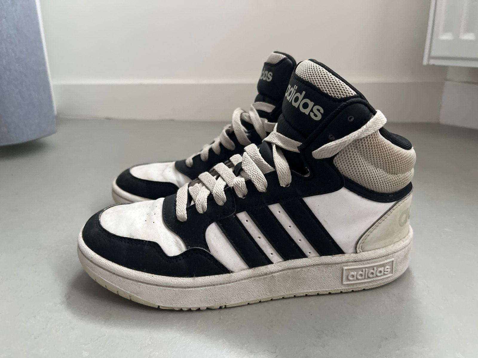 Adidas hoge sneakers maat 35 Zwart/Wit, Ophalen of Verzenden, Gebruikt, Jongen of Meisje, Sportschoenen