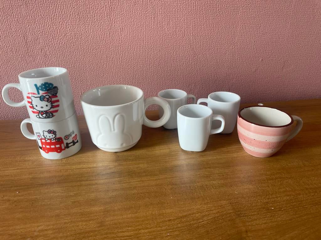Diverse kopjes en mokken - Hello Kitty, Nijntje en meer, Keramiek, Ophalen of Verzenden, Zo goed als nieuw, Overige stijlen