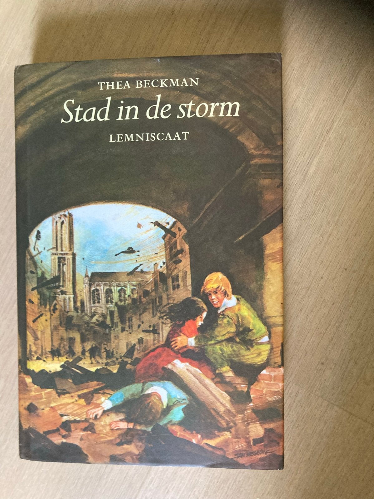 Stad in de storm - Thea Beckman (Lemniscaat), Boeken, Ophalen of Verzenden, Gelezen, Fictie algemeen
