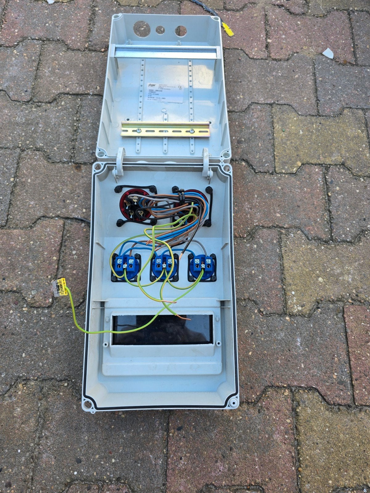 2e hands elektro kast met stopcontacten en automaten, Ophalen