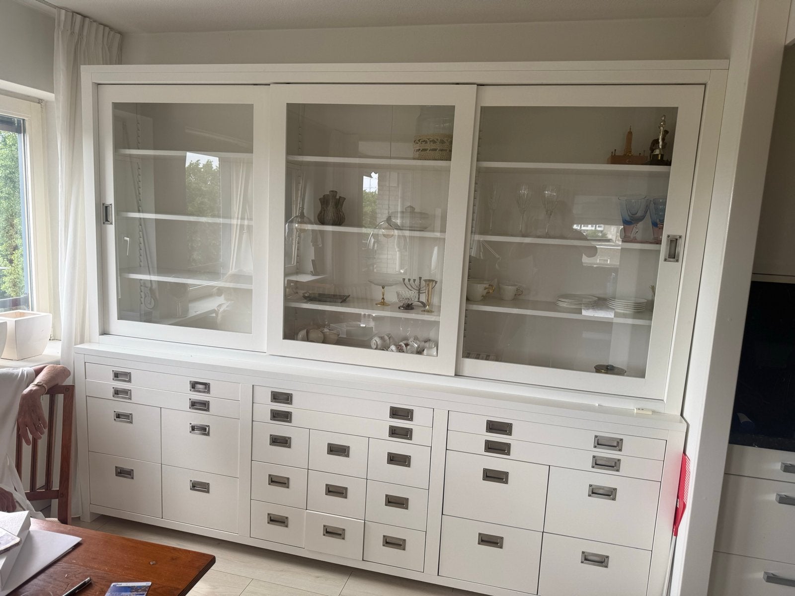 Grote witte kast met 27 laden en glazen schuifdeuren, Ophalen, Gebruikt, 200 cm of meer, Met lade(s)