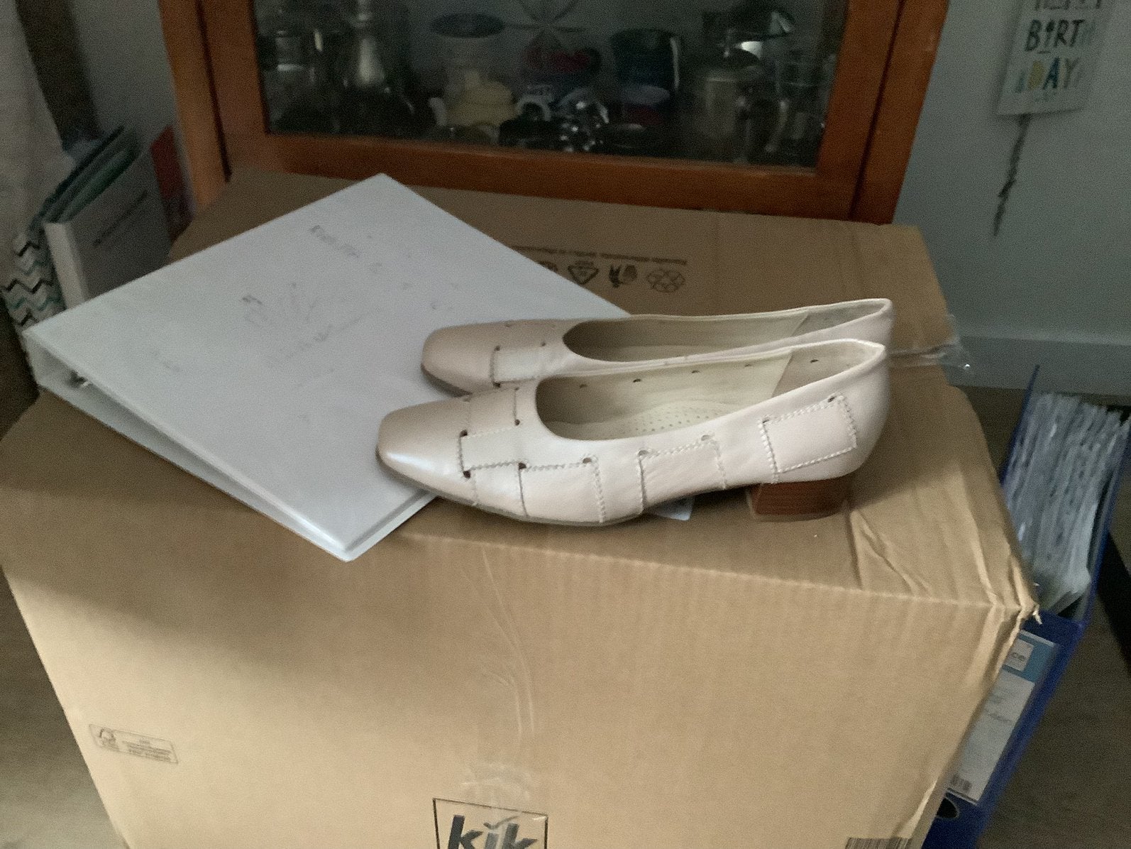 Pump ecru echt leer maat 41 apart model. € 15,00., Ophalen of Verzenden, Zo goed als nieuw, Beige