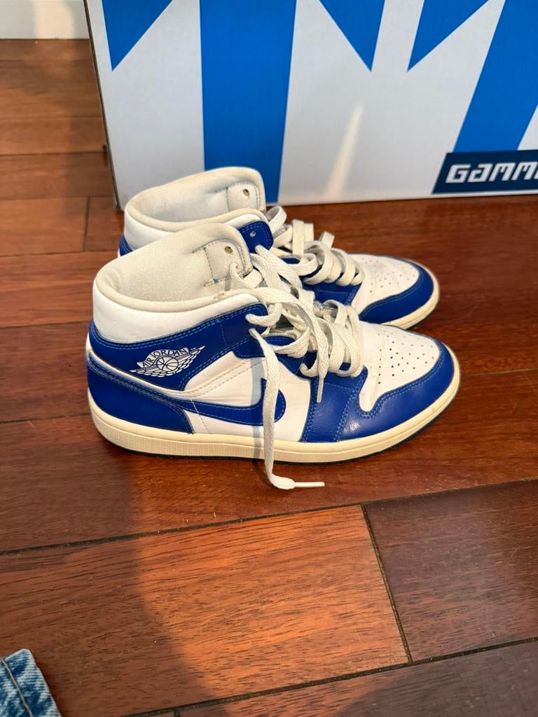 Mid jordans blauw met wit, Ophalen of Verzenden, Zo goed als nieuw, Blauw, Sneakers of Gympen