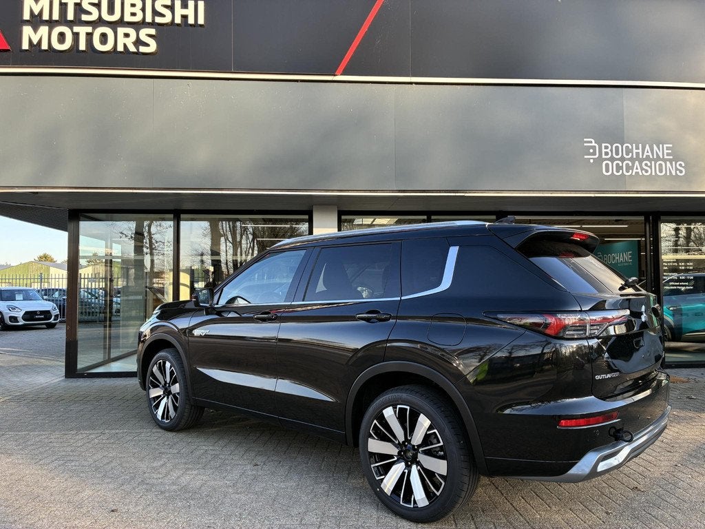 Mitsubishi Outlander 2.4 PHEV First Edition NIEUW UIT VOORRA, Auto's, Mitsubishi, Automaat, Outlander, Met garantie (alle), Zwart
