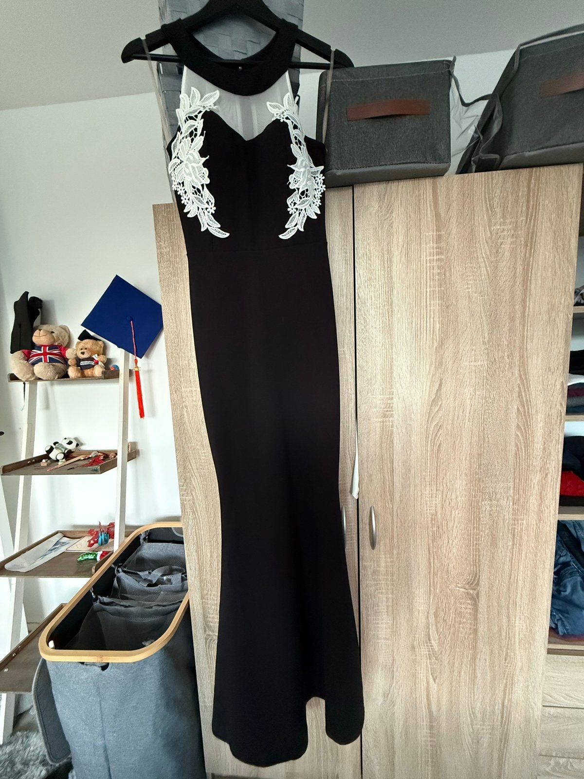 Elegante Zwarte Galajurk met Witte Kantdetails, Maat 38/40 (M), Zwart, Ophalen of Verzenden, Zo goed als nieuw