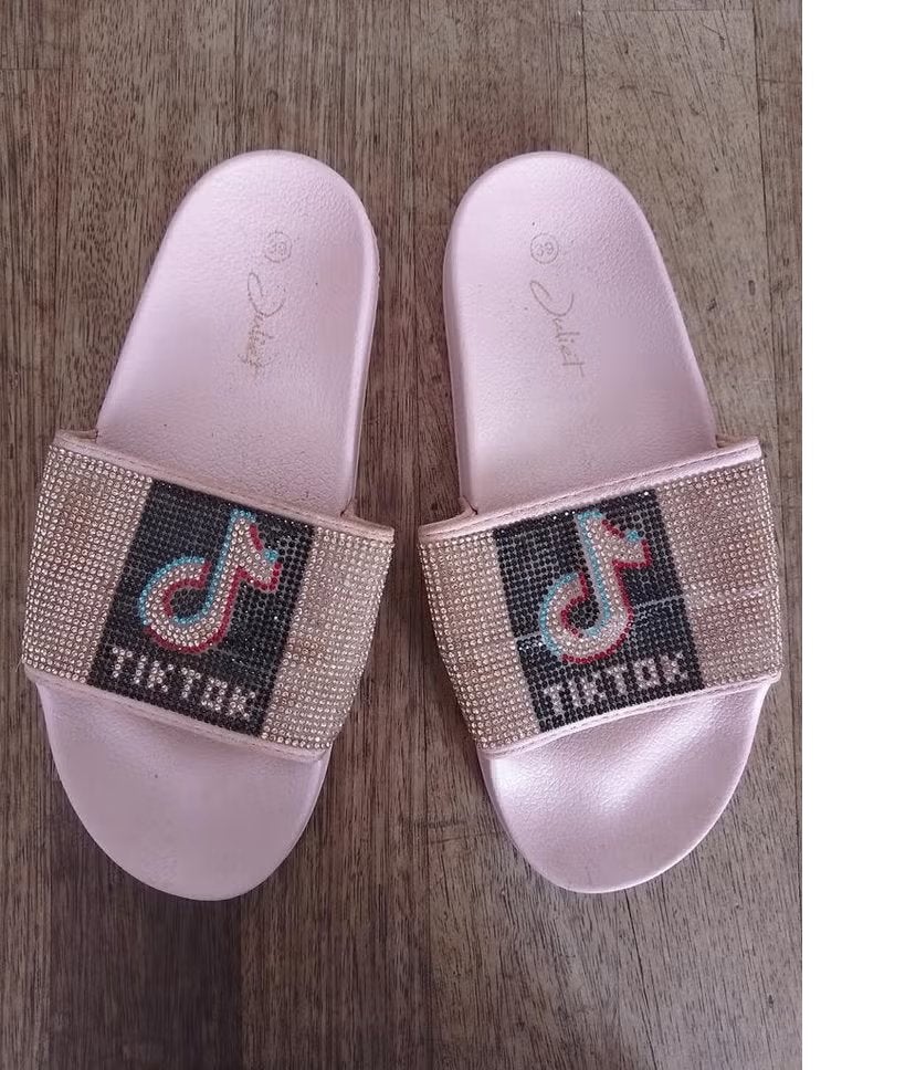 Roze TikTok Sandalen met Strass - Maat 38/39, Kleding | Dames, Schoenen, Zo goed als nieuw, Roze, Juliet, Sandalen of Muiltjes
