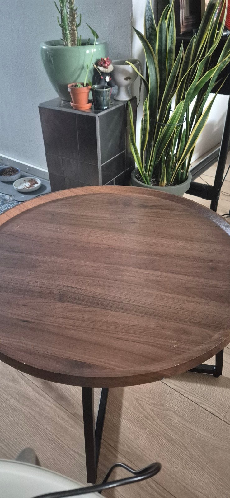 Ronde salontafel / bijzettafel - houten blad en zwart metale, Huis en Inrichting, Ophalen, Gebruikt, Rond, Minder dan 55 cm