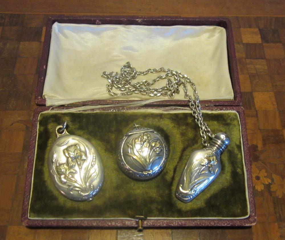 Art nouveau parfum set met iris versiering, verzilverd, Verzenden