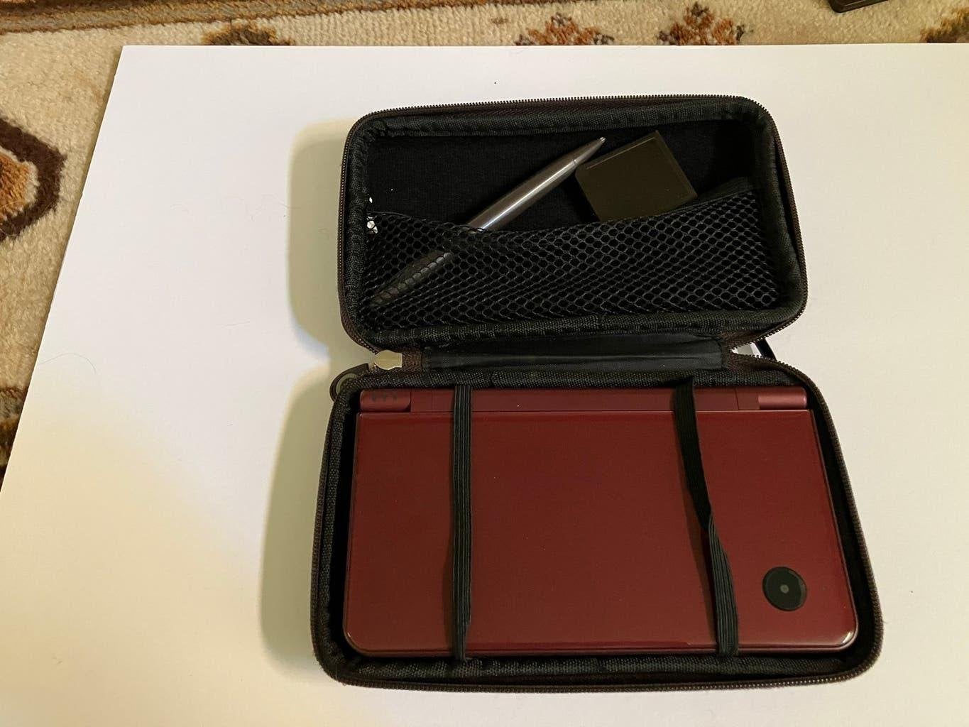 Nintendo DSi XL Rood beschermhoes en stylus, Spelcomputers en Games, Spelcomputers | Nintendo DS, Dsi XL, Gebruikt, Ophalen of Verzenden