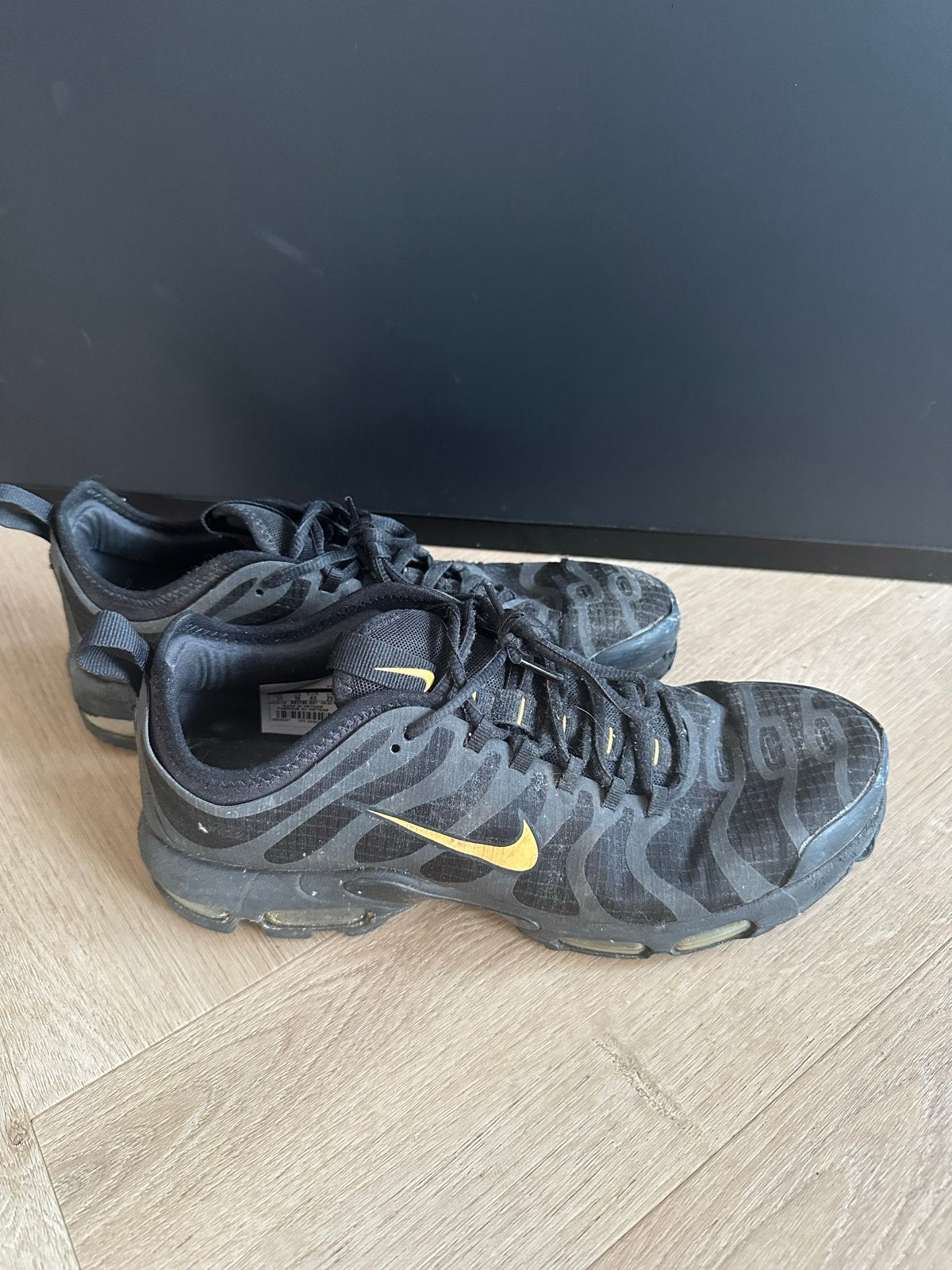 Nike TN Air Max Plus Ultra Zwart Goud Footlocker Exclusief, Zwart, Ophalen of Verzenden, Sneakers of Gympen, Gedragen