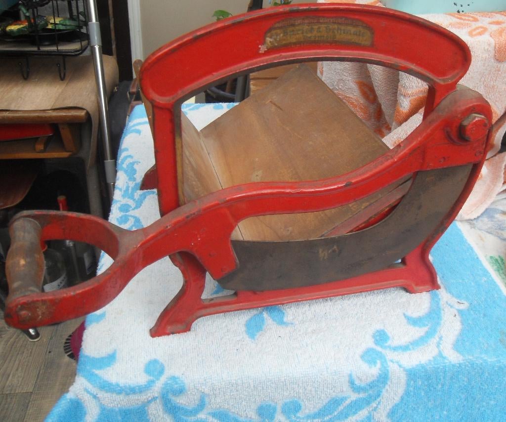 oude broodsnijder/ groentesnijder/ snijmachine rood, Antiek en Kunst, Antiek | Keukenbenodigdheden, Ophalen of Verzenden
